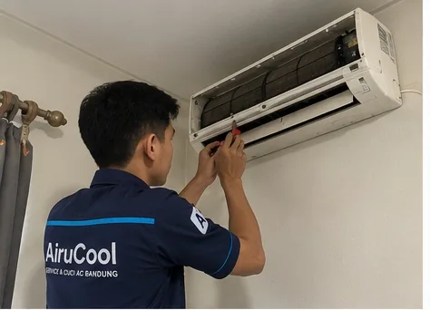 Teknisi AiruCool sedang membersihkan AC di Bandung